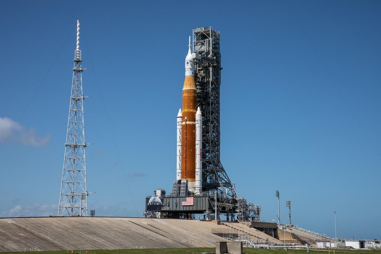 Artemis I rocket sits on launch pad 39-B